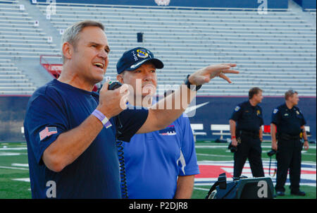 Le lieutenant-général Chris Nowland, 12th Air Force (Force aérienne), commandant du Sud donne à propos d'ouverture avant le 11 septembre 2001 Défi tour à l'Université de l'Arizona Stade de Football à Tucson (Arizona), July 9, 2016. Le défi de la Tour le 11 septembre a lieu chaque année en l'honneur de tous ceux qui ont perdu la vie le 11 septembre et les premiers intervenants et les militaires qui continuent à servir aujourd'hui. (U.S. Air Force photo de Tech. Le Sgt. Banque D'Images