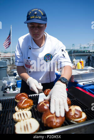 160901-N-LD343-017 SAN PEDRO, Californie (sept. 1, 2016) - Garde côtière canadienne Maître de 2e classe Melody Roper, affecté à la base de la Garde côtière de Los Angeles/Long Beach, des grilles pains au bretzel plat pré-enregistrer de la première compétition de cuisine 'Cuisine' Guerres tenues sur le cuirassé Iowa Memorial au cours de la première semaine de la flotte de Los Angeles. Cette année, la Garde côtière est en concurrence avec d'assaut amphibie USS America (LHA 6), la lutte contre les mines, le USS Champion (MCM), et 4 de la classe Arleigh Burke destroyer lance-missiles USS Wayne E. Meyer (DDG 108). La semaine de la flotte offre au public l'occasion de tou Banque D'Images