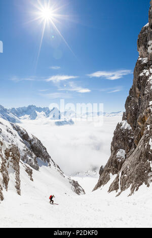 Du ski en ordre décroissant le museau Neue-Welt-descente, Zugspitze, montagnes Sonnenspitze et Mieminger avec Gruenstein dans l Banque D'Images