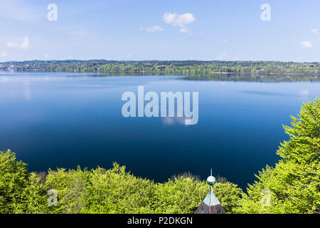 Kayak sur le Lac de Starnberg en mai, donnant sur Tutzing, Bavière, Allemagne Banque D'Images