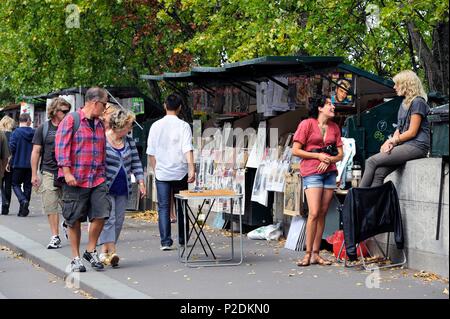 France, Paris, les libraires des rives de la Seine sur le quai Voltaire Banque D'Images