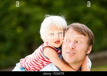 Fillette de deux ans sur le dos de son père, Spire, Rhénanie-Palatinat, Allemagne Banque D'Images