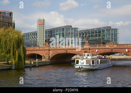 Excursion en catamaran le long de la Spree à Berlin à la gare centrale, l'Allemagne, de l'Europe Banque D'Images