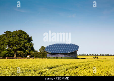 Des panneaux solaires sur un toit stable, côte de la mer Baltique, Schleswig-Holstein, Allemagne Banque D'Images