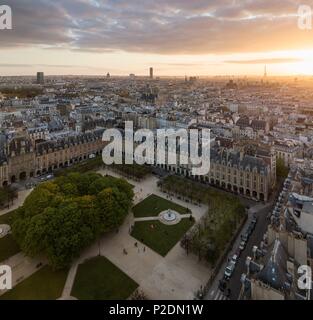 France, Paris, la Place des Vosges au coucher du soleil (vue aérienne) Banque D'Images