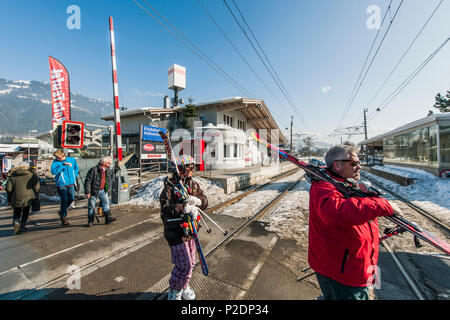 Skieurs sur le chemin de l'ascenseur du Hahnenkamm, Kitzbühel, Tyrol, Autriche, Europe Banque D'Images