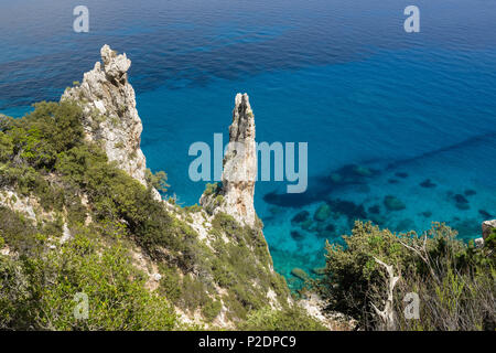 Les aiguilles de roche sur la côte montagneuse au-dessus de la mer, Golfo di Orosei, Selvaggio blu, Sardaigne, Italie, Europe Banque D'Images