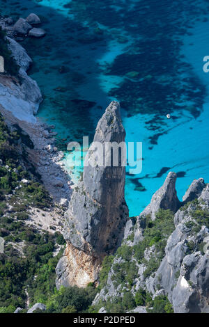 Paysage côtière montagneuse, Cala Goloritze, rock-aiguille Aguglia Goloritze, Golfo di Orosei, Selvaggio blu, Sardaigne, Italie, E Banque D'Images