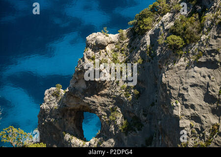 Arch Rock sur la côte montagneuse au-dessus de la mer, Golfo di Orosei, Selvaggio blu, Sardaigne, Italie, Europe Banque D'Images