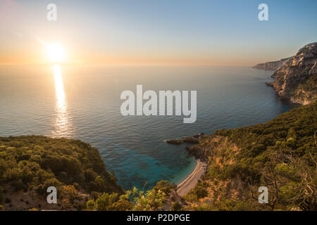 Lever du soleil au-dessus de la plage de la baie de Cala Biriola, Golfo di Orosei, Selvaggio blu, Sardaigne, Italie, Europe Banque D'Images