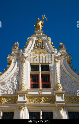 Statues dorées sur un vieux bâtiment du Registre Civil, Bruges, Brugge, Belgique Région flamande Banque D'Images