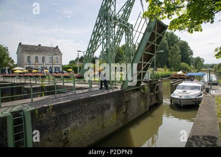 Le voile de mystère Royal péniche passant d'un pont-levis sur la rivière Lys, près de Deinze, Région flamande, Belgique Banque D'Images