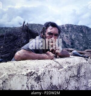 Film Original Titre : LA BATAILLE DE SAN SEBASTIAN. Titre en anglais : PISTOLETS À SAN SEBASTIAN. Directeur de film : Henri VERNEUIL. Année : 1968. Stars : Anthony Quinn. Credit : M.G.M. / Album Banque D'Images