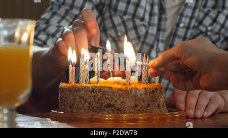 Par contre deux bougies d'éclairage dans le gâteau d'anniversaire Banque D'Images