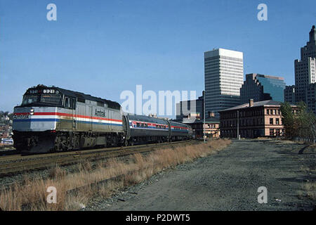 . Anglais : Ex-Penn locomotive # 321 Central dirige une southbound train Amtrak Union Station de Providence en 1985 . Novembre 1985. Hikki Nagasaki 4 321 Amtrak à Providence, Novembre 1985 Banque D'Images