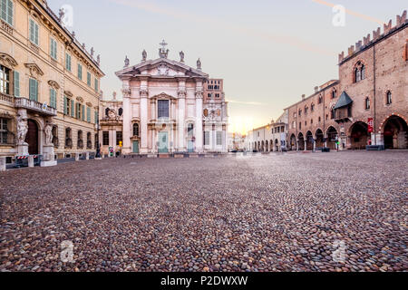 La Cathédrale de Mantoue est une cathédrale catholique romaine dédiée à Saint Pierre situé dans le nord de l'Italie. Vue de la Piazza Sordello. Mantoue, Italie. 10 juin, Banque D'Images