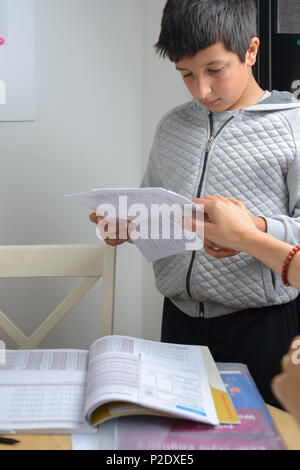 Cours particuliers -10-11 ans enfant obtention d'aide avec les mathématiques Banque D'Images