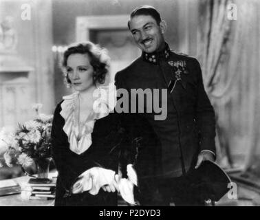 . Anglais : non-paiement (film) 1931 Josef von Sternberg, directeur, (L-R) Marlene Dietrich et Victor McLaglen. Paramount Pictures. 1931. Paramount Pictures, Josef von Sternberg 16 Dishonored (film) 1931 Josef von Sternberg, directeur, Marlene Dietrich et Victor McLaglen Banque D'Images