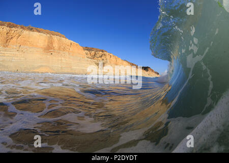 Broken Hill à Torrey Pines State Reserve comme vu par une vague déferlante à Torrey Pines State Beach. San Diego, CA. Banque D'Images