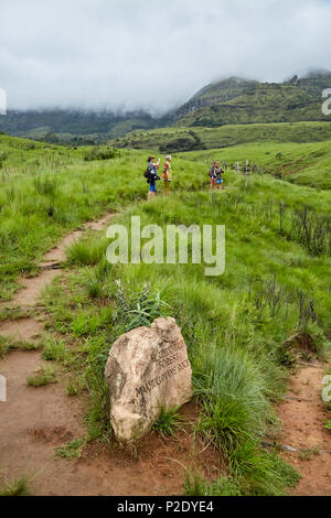 Trekking dans les montagnes du Drakensberg, Afrique du Sud Banque D'Images