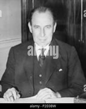 . Anglais : Sir John Anderson, le Chancelier de l'Échiquier, assis à son bureau à la direction générale du Trésor, la veille du jour où il a présenté le budget. Avril 1944. inconnue ; droit détenu par l'Imperial War Museum 28 John Anderson cropped Banque D'Images