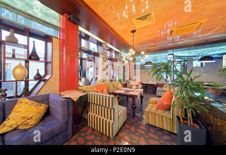 Moscou - Septembre 2014 : l'intérieur de l'Oriental Restaurant "ANDYK'. Chaikhana de cuisine ouzbek. La table à côté de la table, entouré d'un bri Banque D'Images