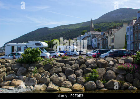 7 juin 2018 une vue sur les montagnes de Mourne à partir de la plage de galets à l'Kilkeel Road Newcastle dans le comté de Down en Irlande du Nord Banque D'Images