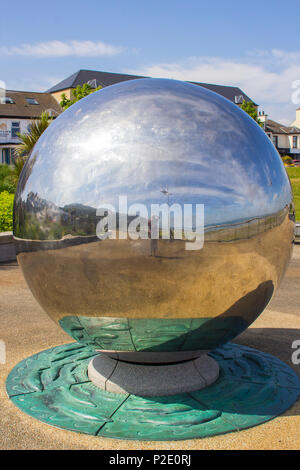 7 juin 2018 une grande sculpture sphérique en acier métal réfléchissant situé sur la nouvelle promenade à Newcastle comté de Down en Irlande du Nord Banque D'Images