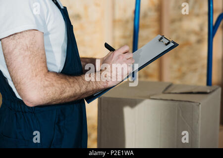 Delivery man filling Déclaration de la cargaison Banque D'Images