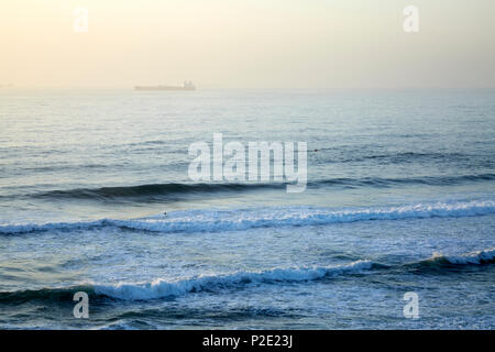 Avec l'océan en brume à Umhlanga Rocks, Durban, Afrique du Sud Banque D'Images