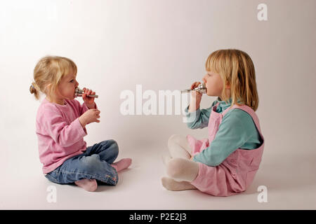 Deux enfants avec des bouts de laiton. La musique et les enfants Banque D'Images