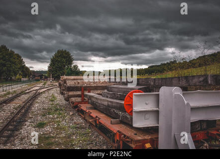 Railroad crossing contre toile nuageux en France Banque D'Images