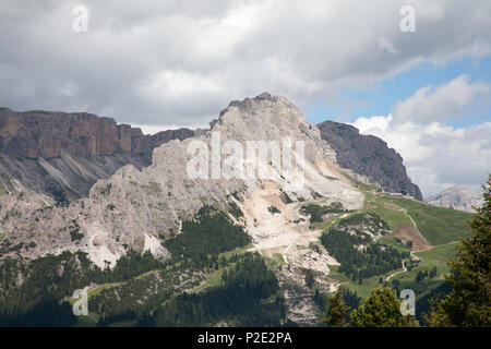 Le CIR se lever au-dessus de la Gran Passo Gardena ou Grodner Joch Selva Val Gardena Dolomites Tyrol du Sud, Italie Banque D'Images