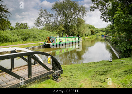 Péniche à Foxton Locks bassin cana Banque D'Images