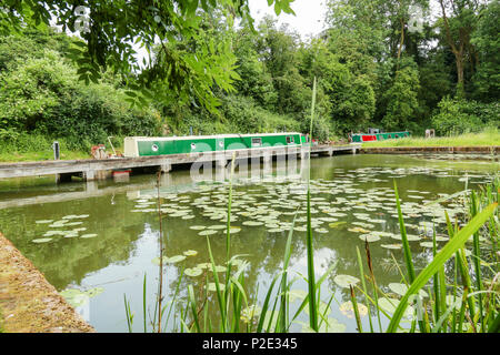 Péniche à Foxton Locks bassin cana Banque D'Images