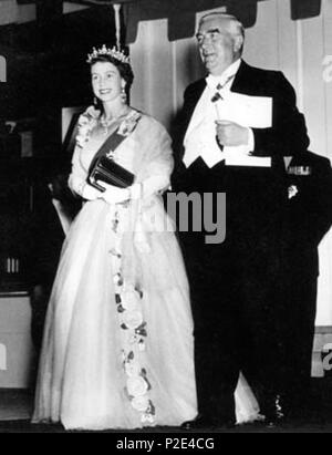 . Photographie de la reine Elizabeth II au premier ministre Robert Menzies au banquet d'État à Canberra au cours de sa première visite en Australie en 1954. Cette copie est d'un album de photographies rouge assemblé par Dame Annabelle Rankin dans les archives nationales de l'Australie (numéro d'accession M2127). 16 février 1954. Australian News et Information Bureau, Canberra [1] 25 HMQ et Menzies R Banque D'Images