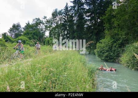 Merching : Père, Fils, des hommes, des matelas flottants dans les flux à Lechauwald Lochbach, forêt (UNESCO World Heritage demandeur d'ingénieur hydraulique Banque D'Images