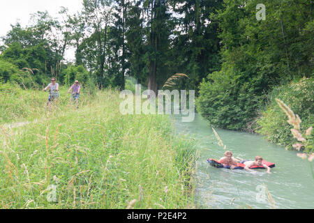 Merching : Père, Fils, des hommes, des matelas flottants dans les flux à Lechauwald Lochbach, forêt (UNESCO World Heritage demandeur d'ingénieur hydraulique Banque D'Images