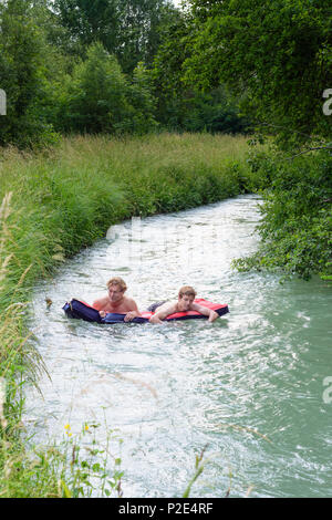 Merching : Père, Fils, des hommes, des matelas flottants dans les flux à Lechauwald Lochbach, forêt (UNESCO World Heritage demandeur d'ingénieur hydraulique Banque D'Images