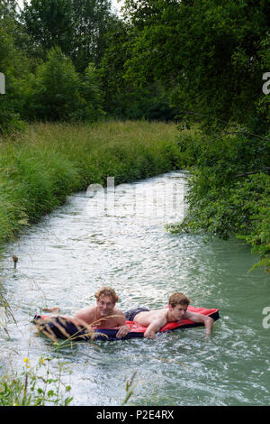 Merching : Père, Fils, des hommes, des matelas flottants dans les flux à Lechauwald Lochbach, forêt (UNESCO World Heritage demandeur d'ingénieur hydraulique Banque D'Images