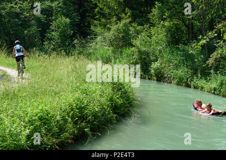 Merching : Père, Fils, des hommes, des matelas flottants dans les flux à Lechauwald Lochbach, forêt (UNESCO World Heritage demandeur d'ingénieur hydraulique Banque D'Images