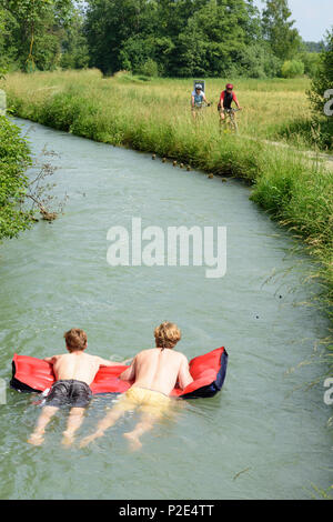 Merching : Père, Fils, des hommes, des matelas flottants dans les flux à Lechauwald Lochbach, forêt (UNESCO World Heritage demandeur d'ingénieur hydraulique Banque D'Images