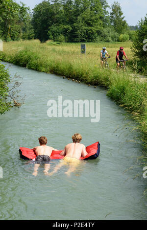 Merching : Père, Fils, des hommes, des matelas flottants dans les flux à Lechauwald Lochbach, forêt (UNESCO World Heritage demandeur d'ingénieur hydraulique Banque D'Images