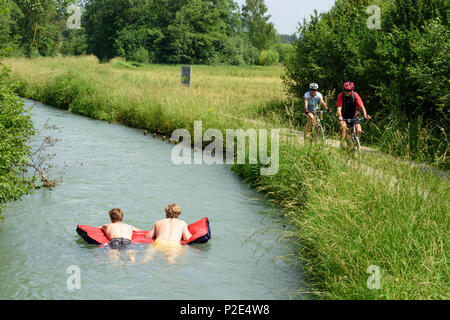 Merching : Père, Fils, des hommes, des matelas flottants dans les flux à Lechauwald Lochbach, forêt (UNESCO World Heritage demandeur d'ingénieur hydraulique Banque D'Images