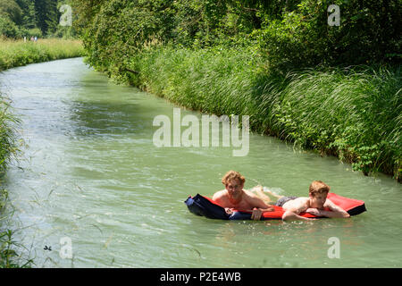 Merching : Père, Fils, des hommes, des matelas flottants dans les flux à Lechauwald Lochbach, forêt (UNESCO World Heritage demandeur d'ingénieur hydraulique Banque D'Images