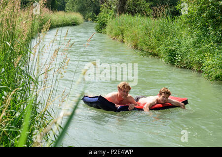 Merching : Père, Fils, des hommes, des matelas flottants dans les flux à Lechauwald Lochbach, forêt (UNESCO World Heritage demandeur d'ingénieur hydraulique Banque D'Images