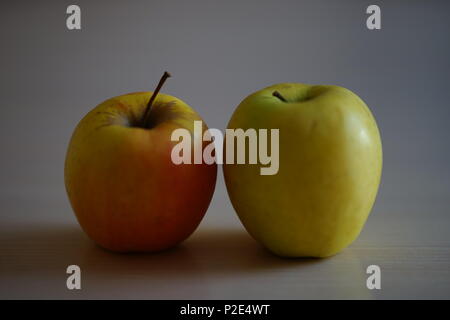 Deux pommes mûres sur une table Banque D'Images
