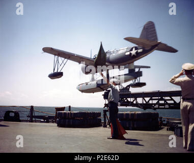 . Avec le drapeau vert soulevées, l'équipage catapulte lance un hydravion Vought OS2U du cuirassé de la Marine américaine USS Missouri (BB-63), au cours de sa période de rodage, à l'été 1944. Remarque l'arrimage des radeaux de sauvetage par la catapulte. L'été 1944. La NSU 39 OS2U est lancé de l'USS Missouri (BB-63) en 1944 Banque D'Images