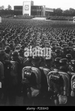 . Deutsch : Reichsparteitag. Ubersicht über den grossen Appell der SA, SS und des NSKK. Anglais : Aperçu de l'appel de masse de SA, SS, et NSKK troupes. Nuremberg, 9 novembre 1935. Archives nationales (NARA) Collection de cadeaux Dossier #  : 200-GR-12 LIVRE Guerres et conflits #  : 983 . 9 novembre 1935. Charles Russell 45 Reichsparteitag 1935 mod Banque D'Images