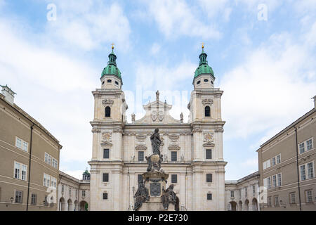 Statue Marien avec cathédrale de Salzbourg, Salzbourg, Autriche. Banque D'Images